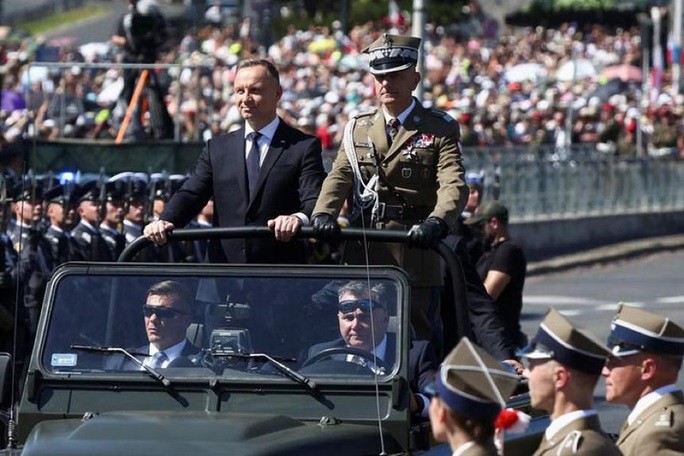 Tổng thống Ba Lan Andrzej Duda và Tham mưu trưởng quân đội Ba Lan Rajmund Andrzejczak (bên phải) dự lễ duyệt binh ngày 15/8/2023 (ảnh: Reuters)