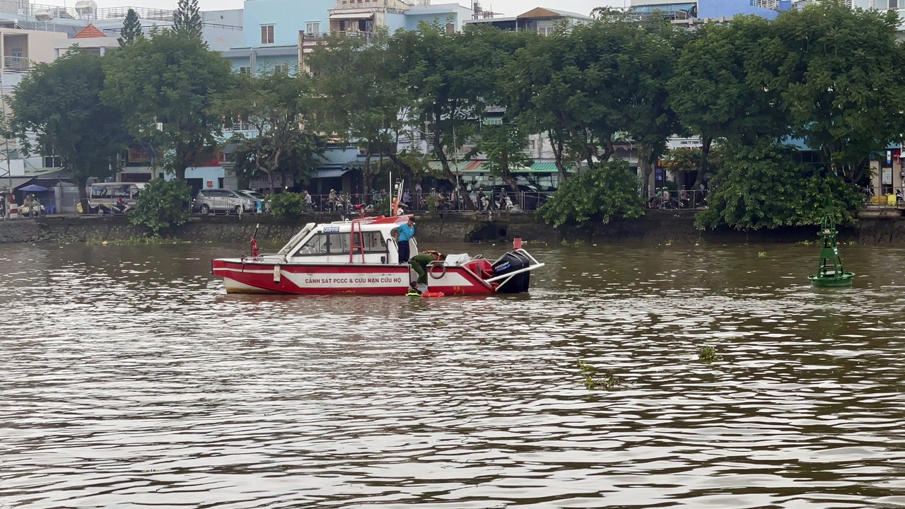 Cảnh sát có mặt tổ chức phương án cứu người