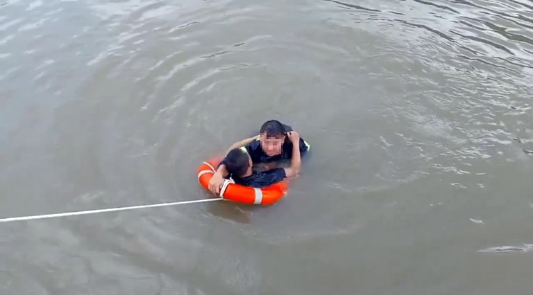 Thanh niên được cảnh sát cứu kịp thời.
