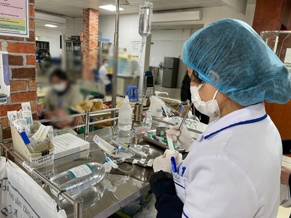 Cấp cứu cho một bệnh nhân ngộ độc ấu tẩu (ảnh minh họa)