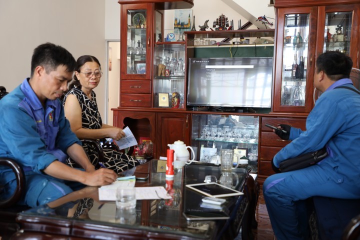 Nhân viên SCTV ký hợp đồng cung cấp dịch vụ cho khách hàng