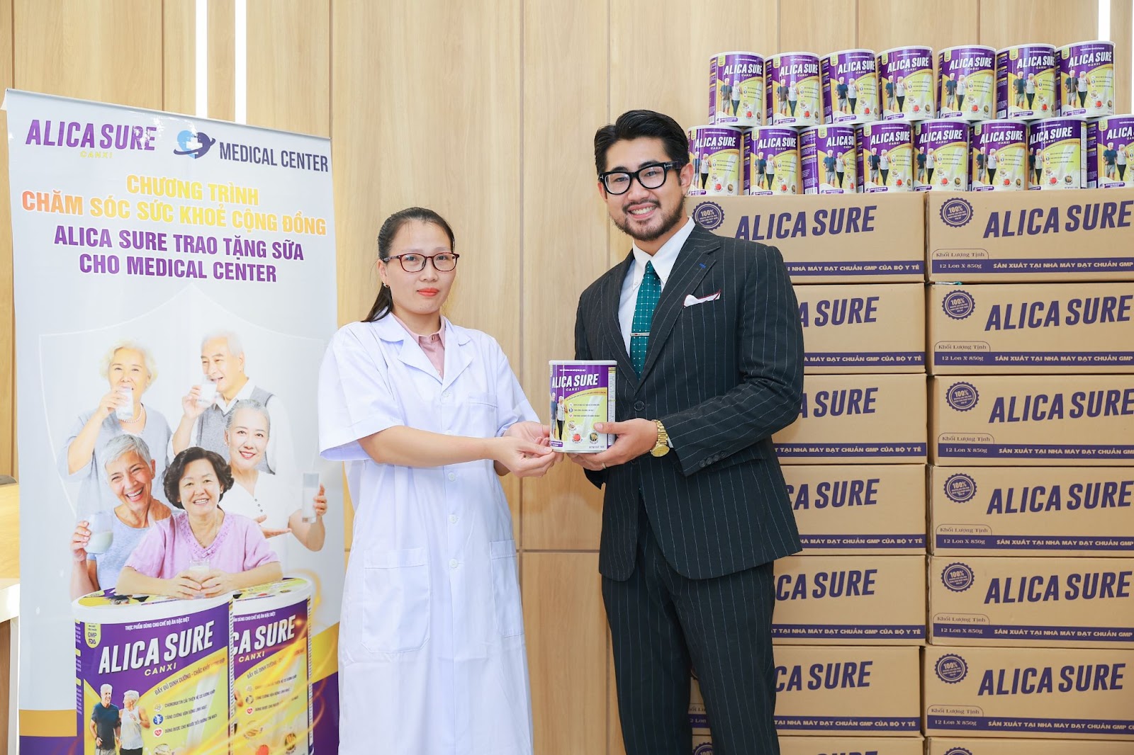 Alica Sure Canxi tổ chức chương trình trao tặng sữa miễn phí
