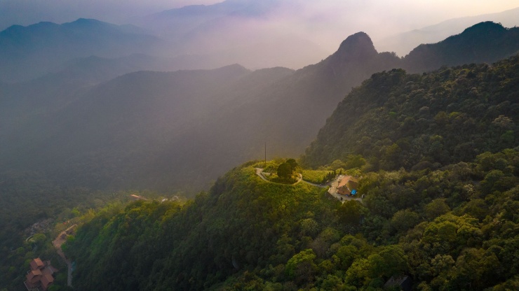 Yên Tử có sức hút đặc biệt đối với du khách trong và ngoài nước, nhất là các tín đồ Phật giáo toàn thế giới. 