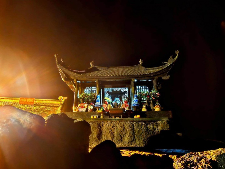 Chùa Đồng về đêm đẹp lung linh