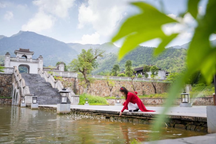 Con số du khách đến với Yên Tử luôn có 7 chữ số, với trung bình khoảng 1,5 triệu lượt người mỗi năm, gấp cả trăm lần so với năm 1992 và gấp vài chục lần so với thời điểm năm 2000.