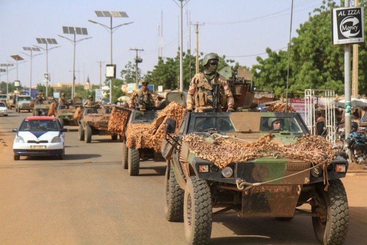 Một đoàn xe của quân đội Pháp trên đường phố ở thủ đô Niamey (Niger) hôm 10-10. Ảnh: Mahamadou/REUTERS
