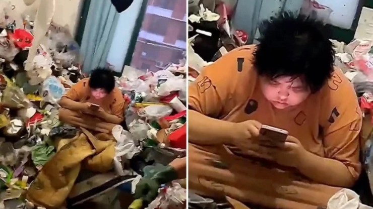 Cô gái dường như không bận tâm đến đống rác xung quanh mình. Ảnh: NY Post