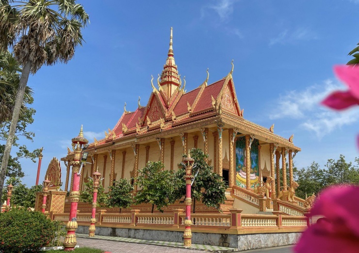 Chùa Xiêm Cán được xem là ngôi chùa cổ kính và lộng lẫy nhất trong hệ thống chùa Khmer ở Tây Nam Bộ. Ảnh: CHÂU ANH
