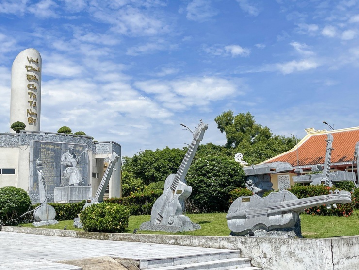 Khu lưu niệm có các công trình, như: Đài nguyệt cầm, tượng cố nhạc sĩ Cao Văn Lầu cùng vườn nhạc cụ bằng đá, nhà lưu niệm... Ảnh: CHÂU ANH