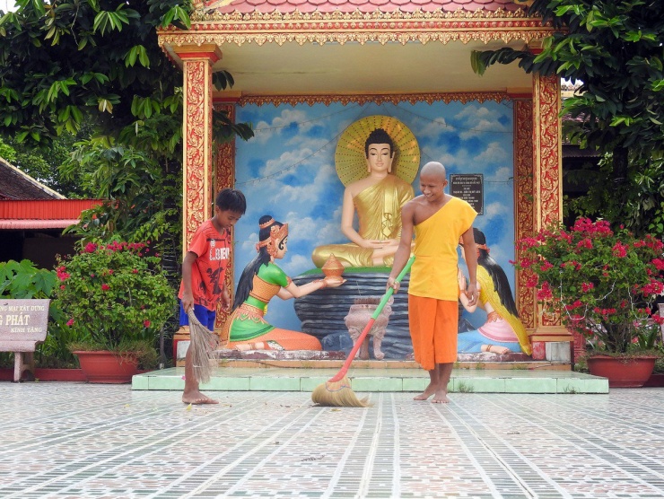 Chùa Xiêm Cám có đến 115 pho tượng, khoảng sân cùng những hàng cây xanh mát, không gian toát lên vẻ thanh tĩnh và trang nghiêm. Ảnh: CHÂU ANH