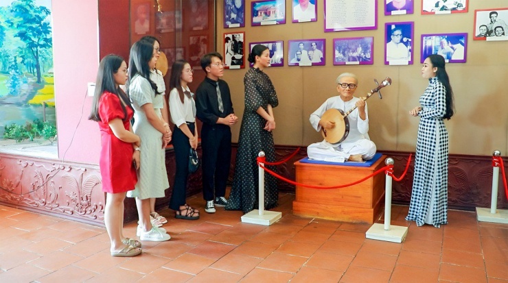 Hoa hậu Trái đất 2018 Nguyễn Phương Khánh, đại sứ của chương trình “Cùng ngư dân thắp sáng đèn trên biển” đến thăm khu lưu niệm trong chuyến về Bạc Liêu gần đây. Ảnh: CHÂU ANH