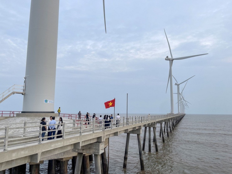 Khu sinh thái điện gió Hòa Bình 1, nơi được nhiều bạn trẻ chọn làm địa điểm check-in khi đến Bạc Liêu, nhiều cặp đôi cũng chọn nơi đây chụp ảnh cưới. Ảnh: CHÂU ANH