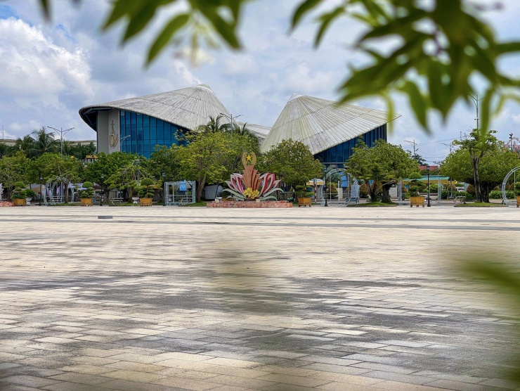 Quảng trường Hùng Vương nằm ngay trung tâm TP Bạc Liêu, tỉnh Bạc Liêu. Ảnh: CHÂU ANH