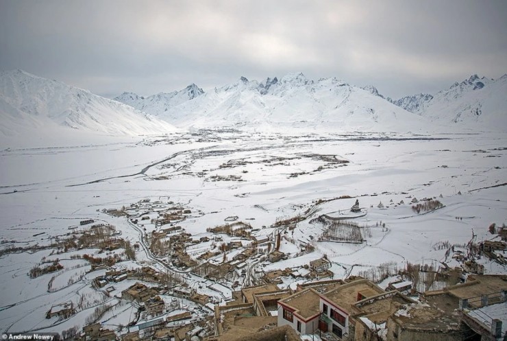 Nhiếp ảnh gia du lịch Andrew Newey đã tới Zanskar, một vùng thung lũng cực kỳ xa xôi ở miền Bắc Ấn Độ. Đây là khung cảnh ngoạn mục trên thung lũng Zanskar nhìn từ Tu viện Karsha.