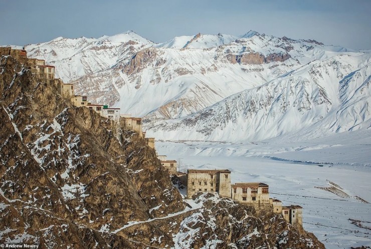 Đây là một đoạn đường cực kỳ nguy hiểm, du khách có nguy cơ gặp tuyết lở, bão tuyết hoặc rơi qua lớp băng vỡ xuống dưới lòng sông. Di chuyển bằng đường bộ nhìn chung không phải là một lựa chọn tốt nhất do tuyết rơi dày và nguy cơ tuyết lở dù đã có nhiều phương án được thực hiện để đảm bảo an toàn.