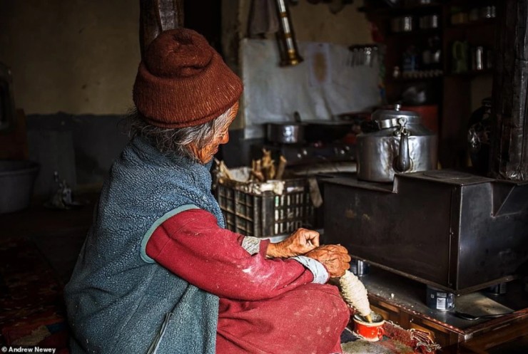 Cụ già đang quay len bên đống lửa tại nhà ở Purne, một ngôi làng nhỏ ở vùng Zanskar hẻo lánh.
