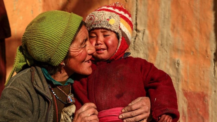 Ban đầu Zanskar là một cộng đồng dân cư nhỏ bé tự duy trì bằng các hoạt động như chăn nuôi gia súc, trồng trọt. Tuy nhiên cùng với những thay đổi, giáo dục dần trở thành ưu tiên hàng đầu, trẻ em được gửi tới các thị trấn lớn như Kargil hay Leh để đi học.