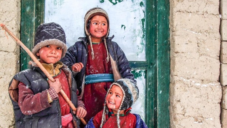 Vào mùa hè, người dân địa phương gửi con cái tới trường, đi buôn bán hoặc tìm việc bên ngoài bằng cách đi qua một con đường có từ năm 1979 để kết nối vùng thung lũng xa xôi với Kargil. Trước khi có đường đi, người dân phải di chuyển rất vất vả vượt qua các địa hình núi cao để ra ngoài vào mỗi mùa hè.