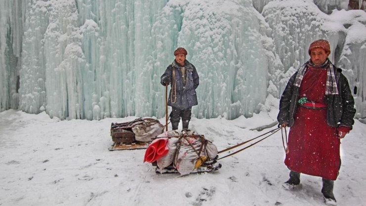 Đối với người ở nơi khác tới phải mất khoảng 7 - 10 ngày mới đi hết Chadar, tuy nhiên đàn ông, phụ nữ và trẻ nhỏ Zanskar chỉ tốn 4 ngày di chuyển. Họ mang theo hành lý bằng một chiếc xe gỗ kéo. Họ kéo chúng qua mặt sông đóng băng một cách nhanh nhẹn, rất hiếm khi bị trượt, ngã. 
