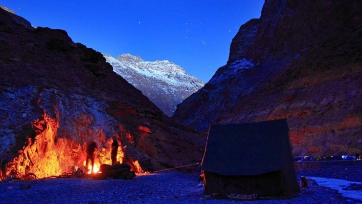 Những vách đá bao quanh con sông băng trong hẻm núi ẩn chứa một số động nhỏ có thể trở thành nơi ở tạm thời cho người dân trên đường di chuyển. Dân bản xứ đã dùng các hang này từ hàng thế kỷ qua như điểm tạm dừng, họ nói rằng những không gian nhỏ này khá là ấm cúng và có thể giữ nhiệt.