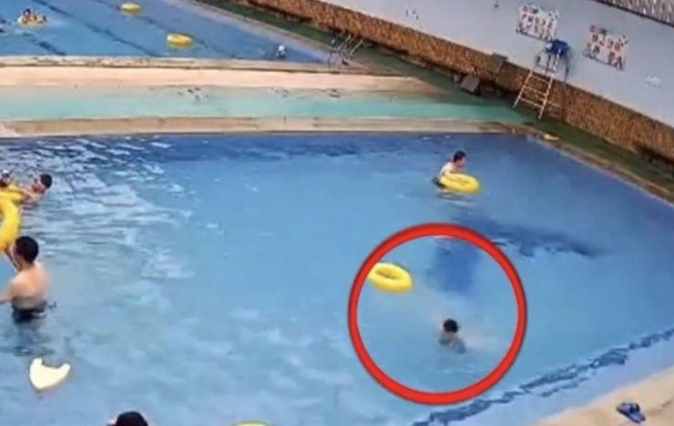 Bé 7 tuổi chết trong bể bơi, xem camera phát hiện điều phẫn nộ - 1