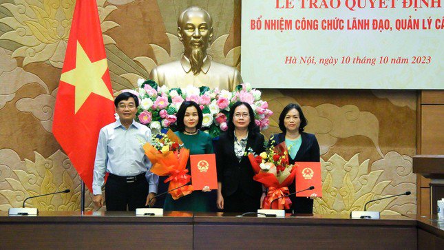 Phó Tổng thư ký Quốc hội Nguyễn Thị Thúy Ngần trao các quyết định bổ nhiệm. (Ảnh: Quốc hội)