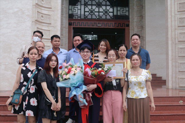 Nguyễn Xuân Đại bên gia đình trong ngày tốt nghiệp trường Đại học Y Hà Nội