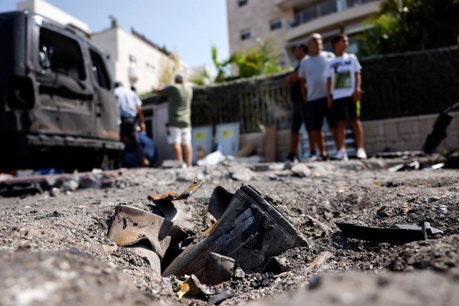 Bộ phận của rốc-két còn sót lại trên đường phố Israel ngày 10/10. (Ảnh: Reuters)