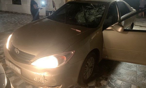 Đối tượng NT.T đập bể kính xe trước của anh V. và đâm nạn nhân trọng thương.