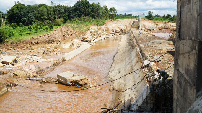 Một đoạn tường bê tông dài trên 50 m đã bị vỡ khiến nước đổ về phía hạ du