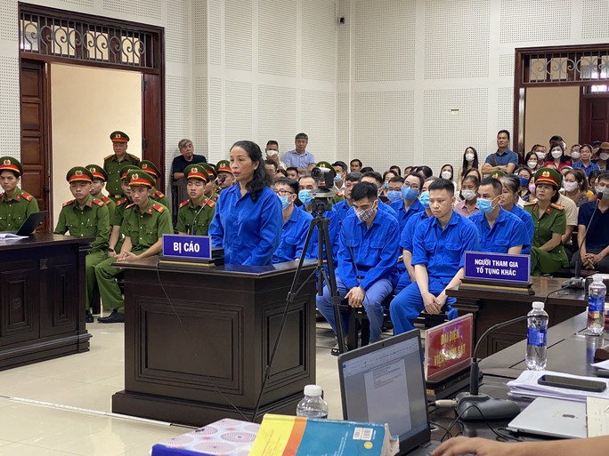 Bị cáo Vũ Liên Oanh (cựu Giám đốc Sở GD-ĐT Quảng Ninh) khai nhận tại tòa.