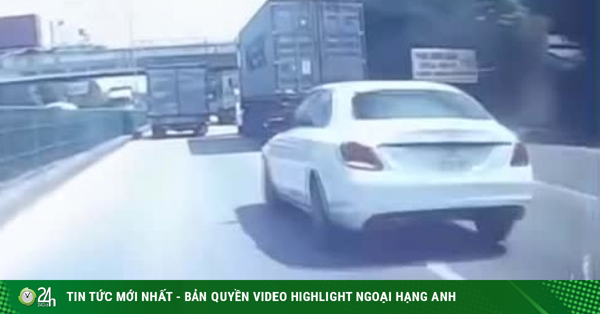 Clip: Bị xe container chèn ép, ô tô Mercedes leo dải phân cách