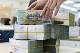 Kinh doanh - Loạt ngân hàng liên tục hạ lãi tiết kiệm, lãi cao nhất còn bao nhiêu?