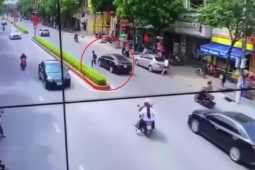 Tin tức trong ngày - Clip học sinh gặp tai nạn vì chạy bộ “tạt đầu” ô tô