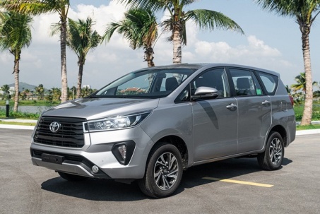 Giá xe Toyota Innova lăn bánh tháng 10/2023, giảm 50% LPTB