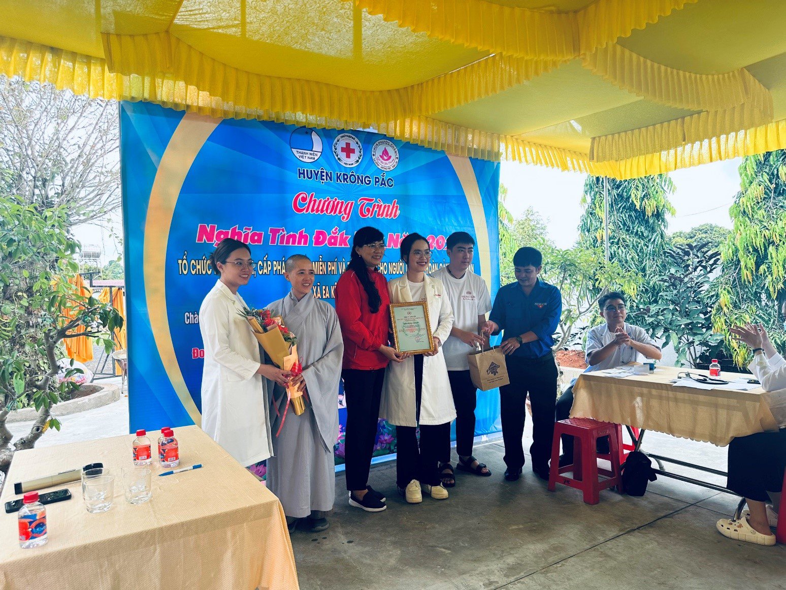 Bác sĩ Huỳnh Châu làm trưởng đoàn cùng các bác sĩ đến từ TP HCM kết hợp với lực lượng Hội Chữ Thập Đỏ, Đoàn thanh niên huyện Krông Pắc tổ chức khám bệnh từ thiện cho người khuyết tật, trẻ em, người già neo đơn, học sinh