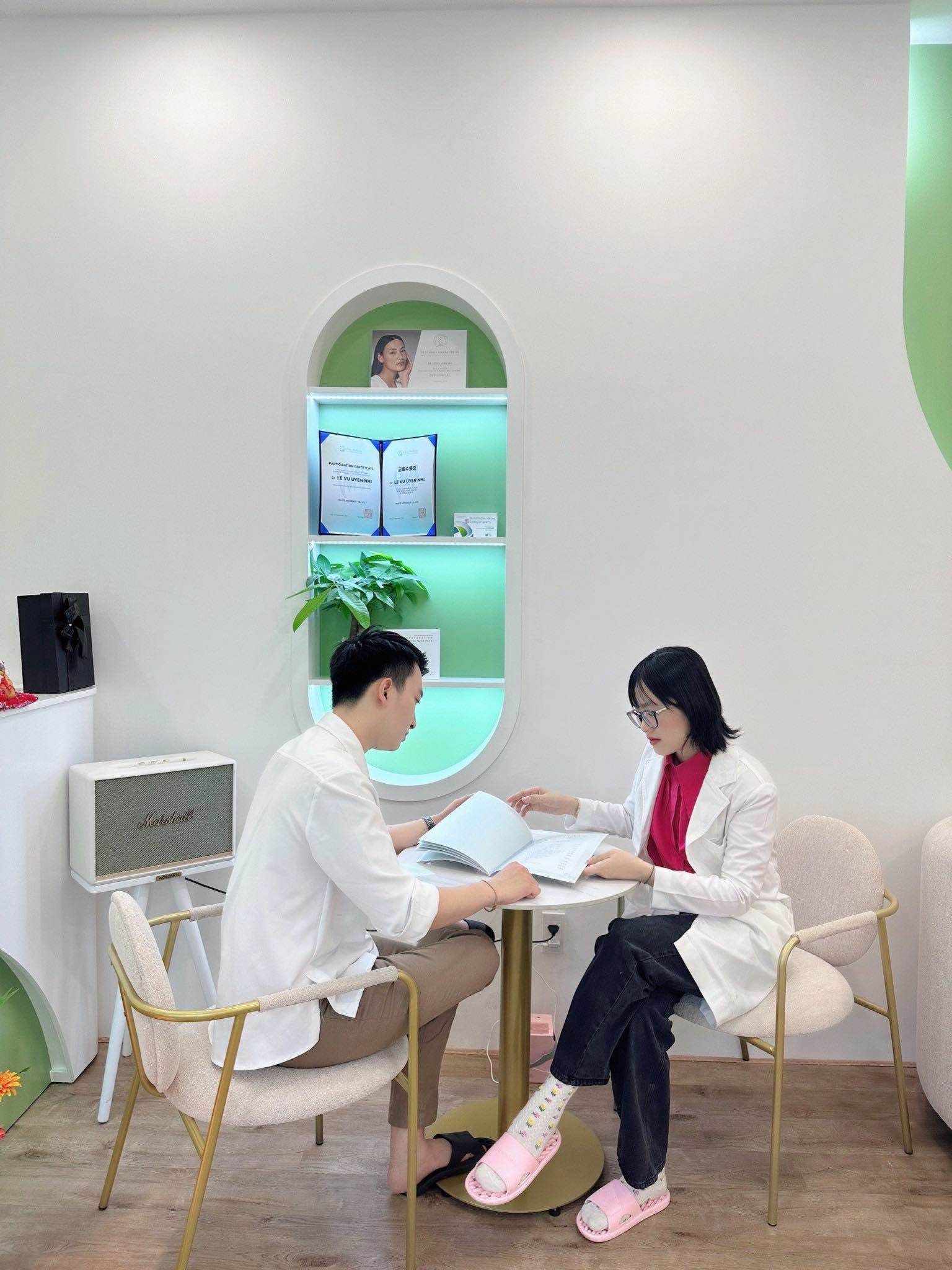 Bác sỹ Huỳnh Châu luôn được các chị em tin tưởng để “chọn mặt gửi vàng”.