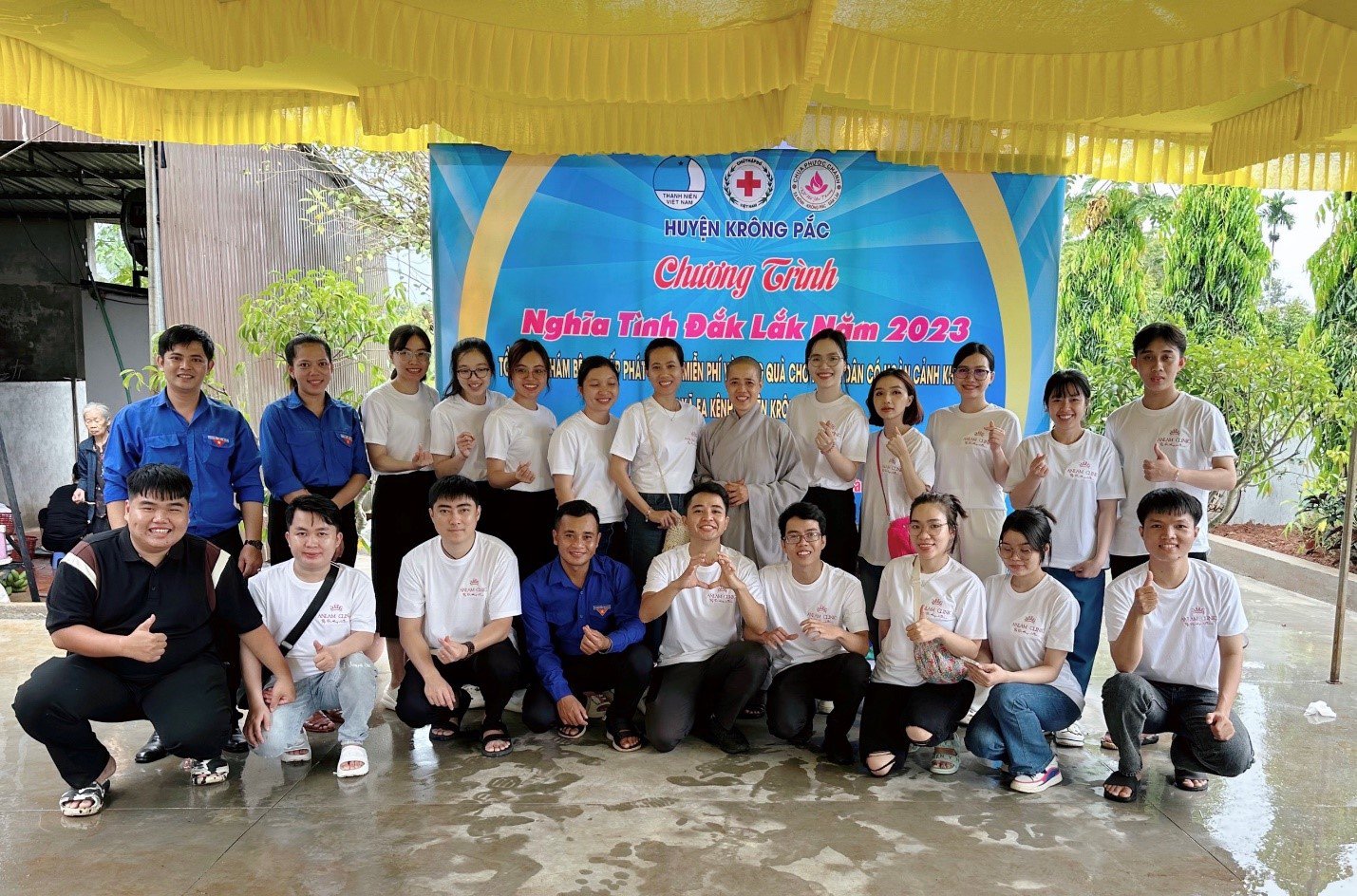 Bác sĩ Huỳnh Châu cùng các đồng nghiệp trong dự án thiện nguyện khám chữa bệnh miễn phí