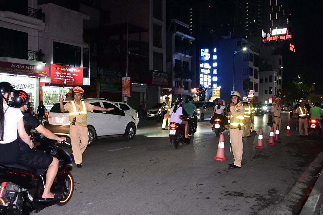 Lực lượng CSGT kiểm tra nồng độ cồn với người điều khiển phương tiện tại Hải Phòng