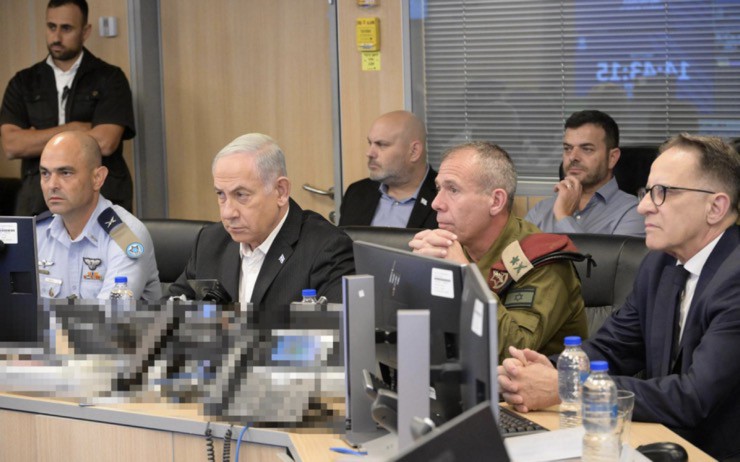 Thủ tướng Israel Bejamin Netanyahu (thứ hai từ bên trái) có mặt tại trụ sở quân đội ở thành phố Tel Aviv ngày 8/10/2023.