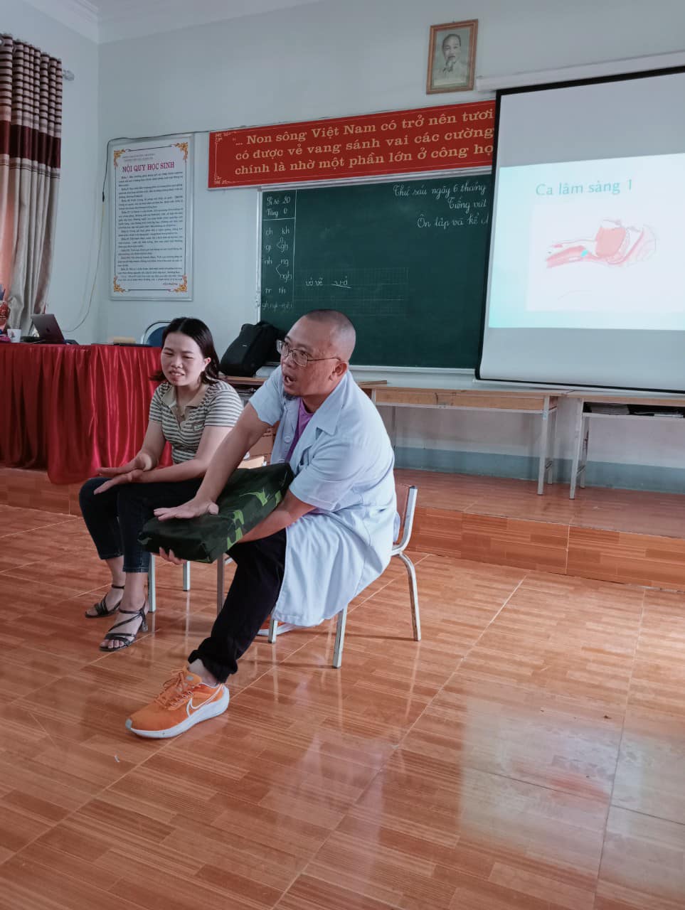 Bác sĩ hướng dẫn các cô giáo sơ cấp cứu cho trẻ. 