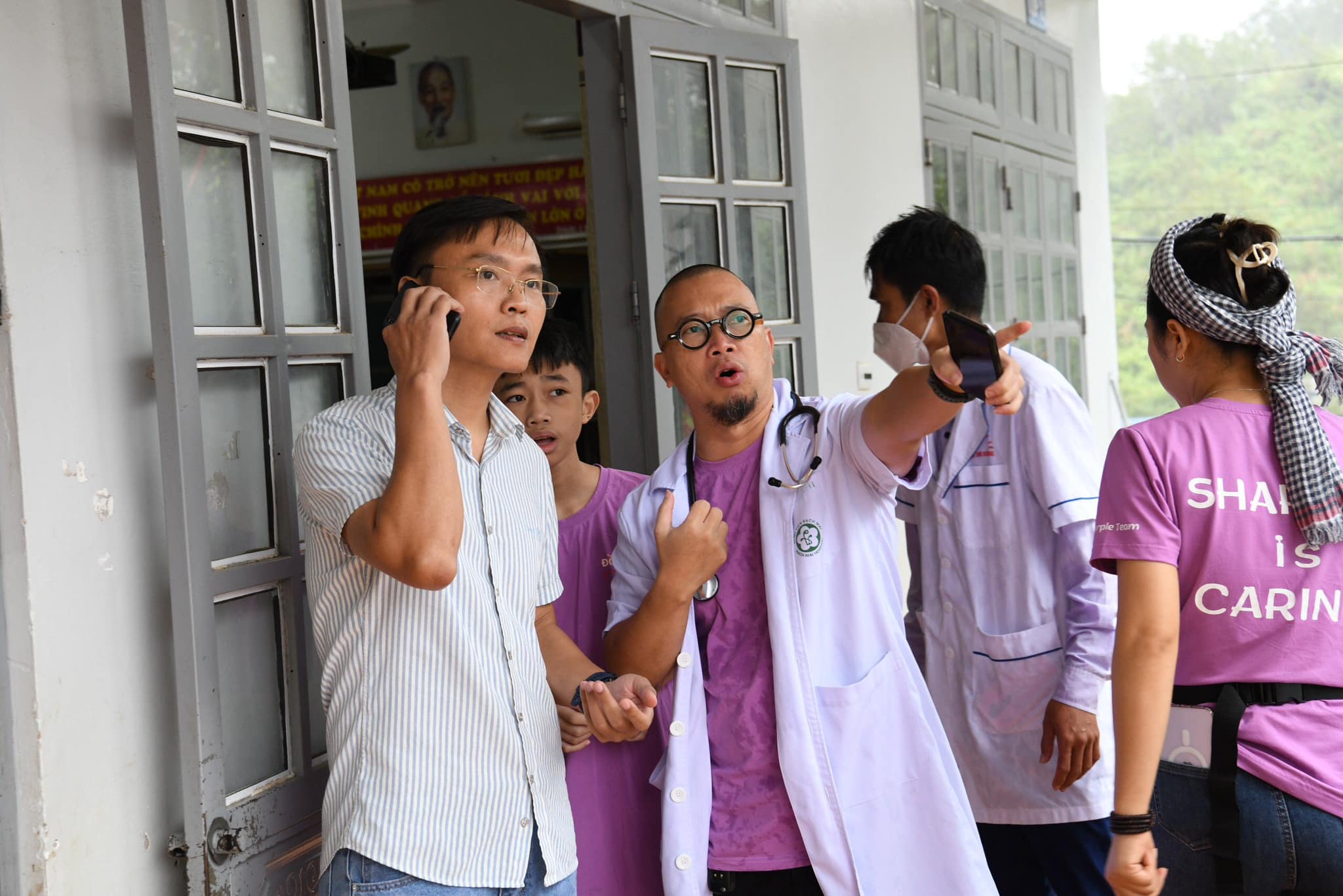 BS Dương Văn Quân (áo kẻ, bên tay trái), Phó Giám đốc Trung Tâm Y tế huyện Tam Đường, Lai Châu.