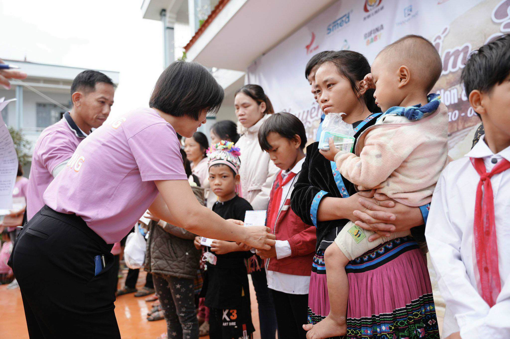 Các em nhỏ được các nhà hảo tâm tặng quà