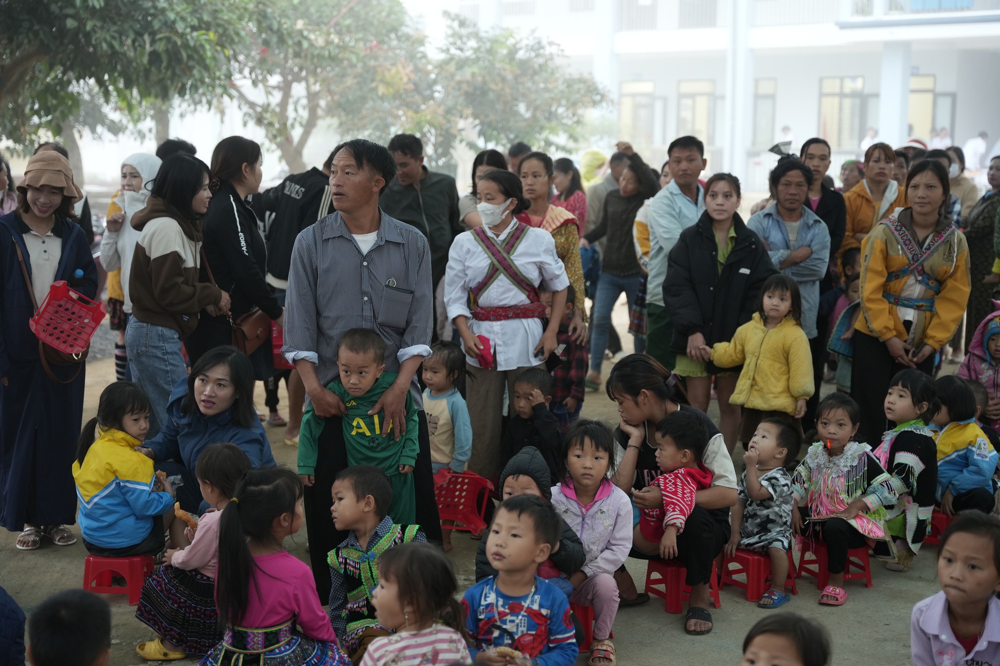 Hàng trăm trẻ được chờ khám.