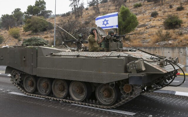 Israel huy động xe bọc thép tới khu vực biên giới sát Lebanon vào ngày 10/10/2023.