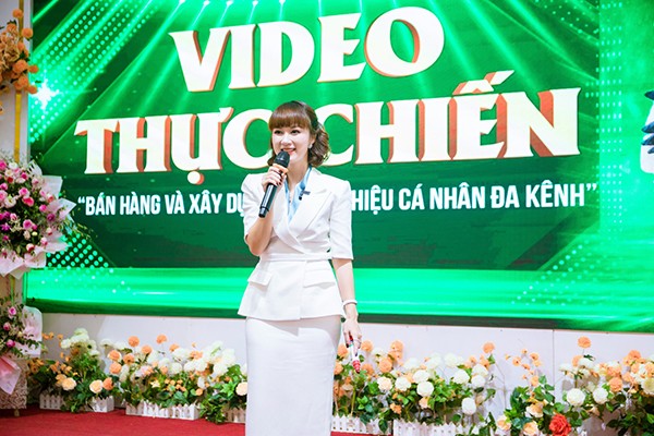 Chân dung Thuỷ Tiên cô gái giúp đỡ hàng nghìn phụ nữ khởi nghiệp từ con số 0 nhờ những video marketing thực chiến, trong thời đại nội dung video đang chiếm lĩnh các nền tảng bán hàng online như hiện nay.
