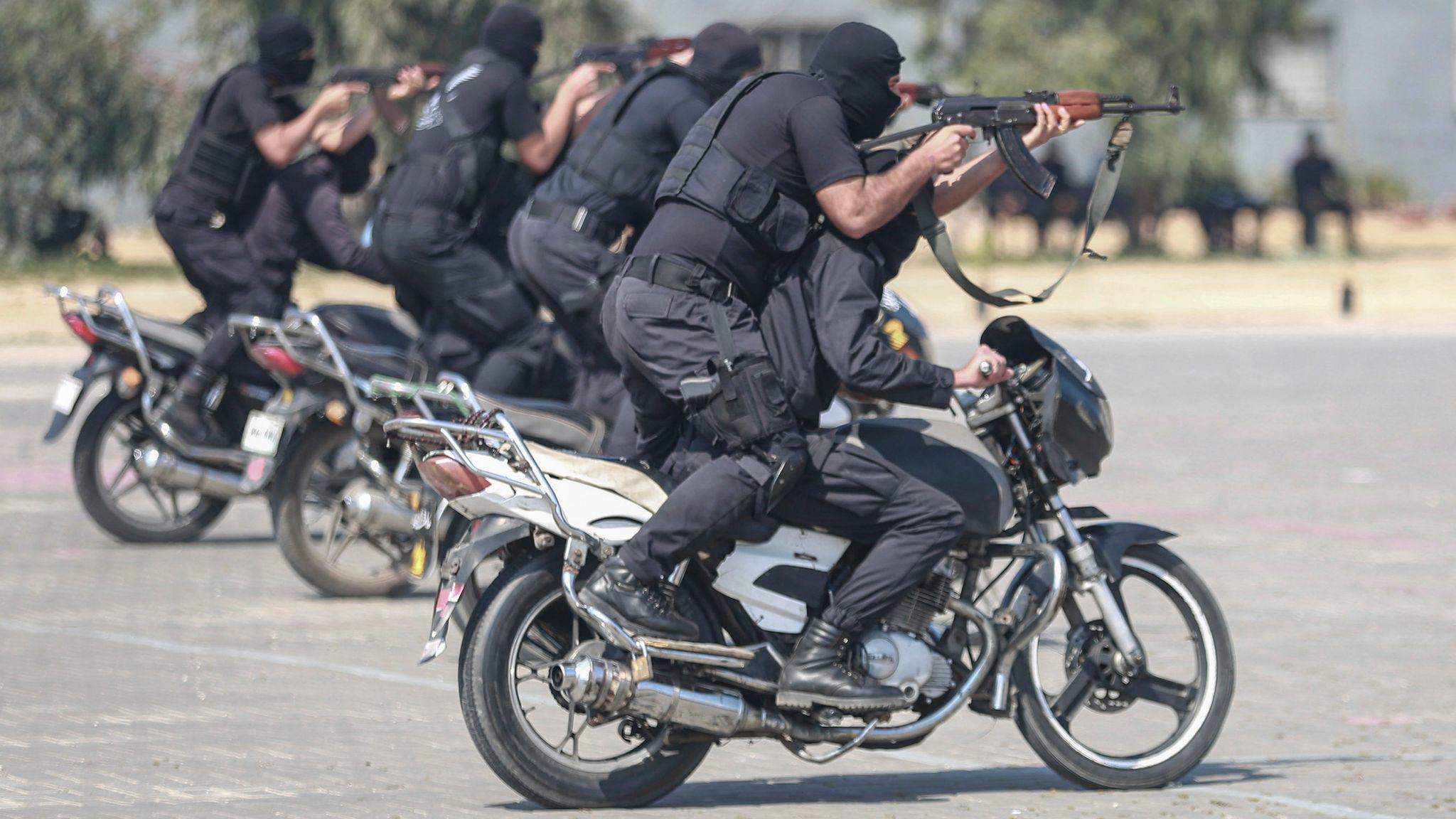 Các tay súng Hamas huấn luyện tấn công trên xe máy (ảnh: Sky News)