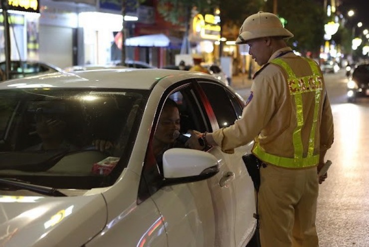 CSGT kiểm tra nồng độ cồn tài xế.