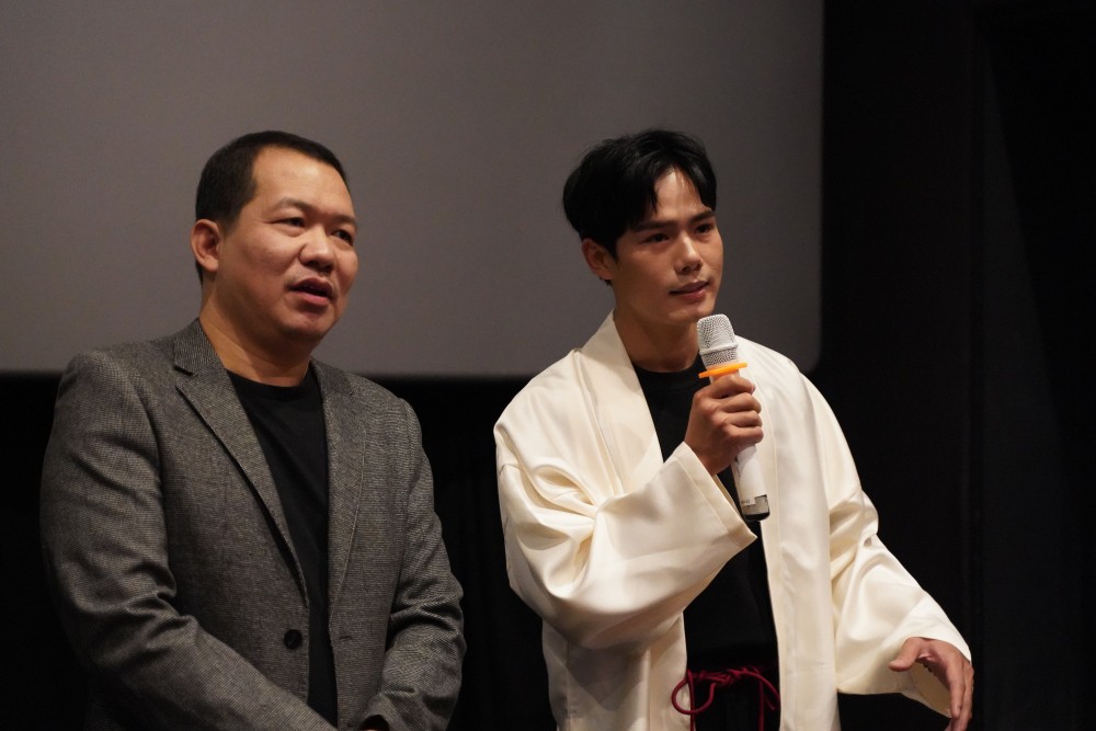 Đạo diễn Lương Đình Dũng (trái) và nam diễn viên chính Quốc Toàn.
