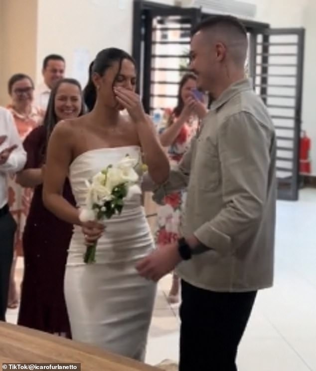 Tổ chức đám cưới qua FaceTime, cô dâu bật khóc vì điều bất ngờ - 1